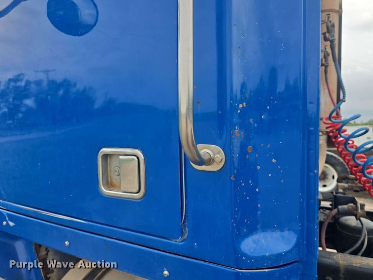 image for item DO7923 1999 Western Star 5900 semi truck