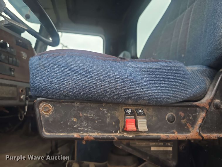 image for item DO7923 1999 Western Star 5900 semi truck