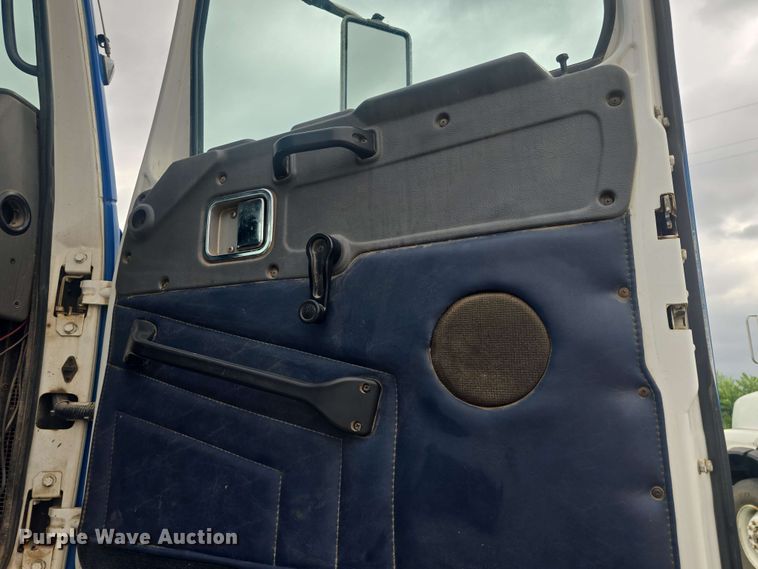 image for item DO7923 1999 Western Star 5900 semi truck