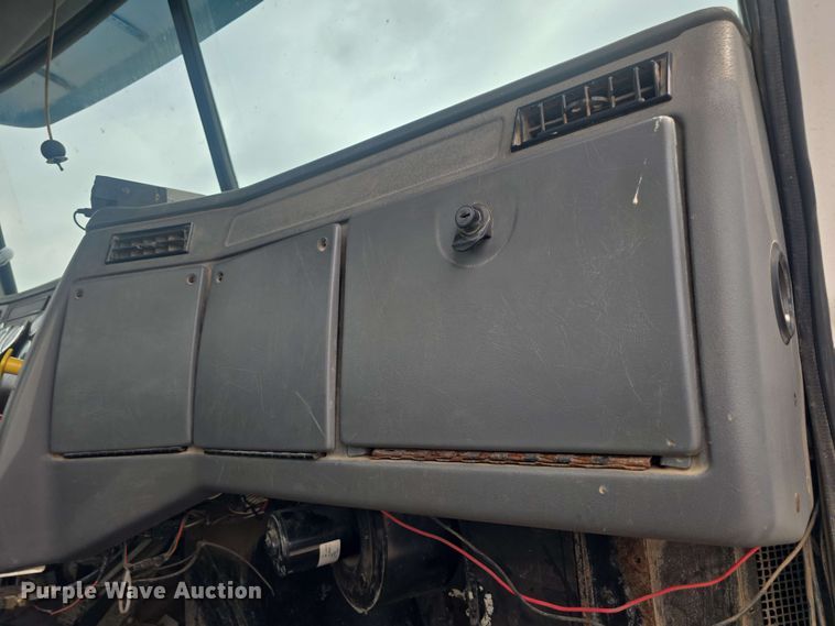 image for item DO7923 1999 Western Star 5900 semi truck