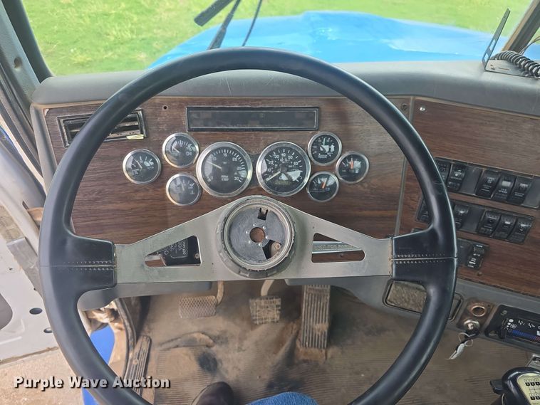 image for item DO7923 1999 Western Star 5900 semi truck