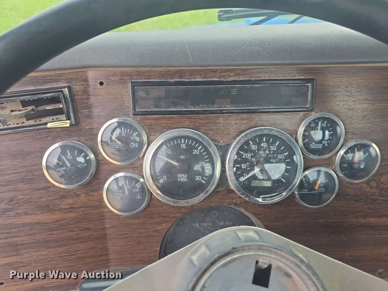 image for item DO7923 1999 Western Star 5900 semi truck