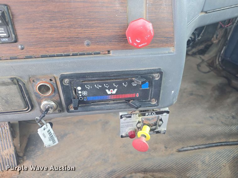 image for item DO7923 1999 Western Star 5900 semi truck