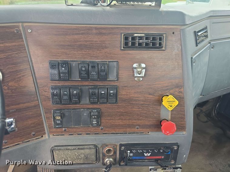 image for item DO7923 1999 Western Star 5900 semi truck