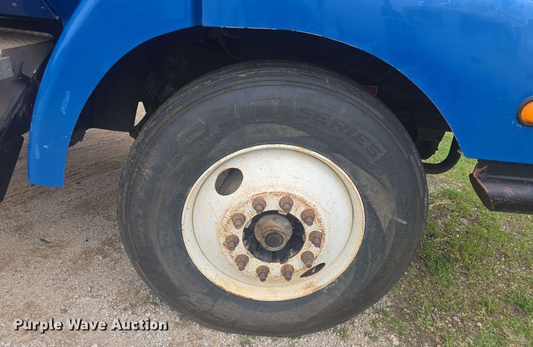 image for item DO7923 1999 Western Star 5900 semi truck