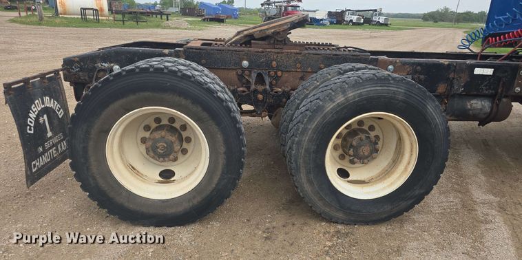 image for item DO7923 1999 Western Star 5900 semi truck