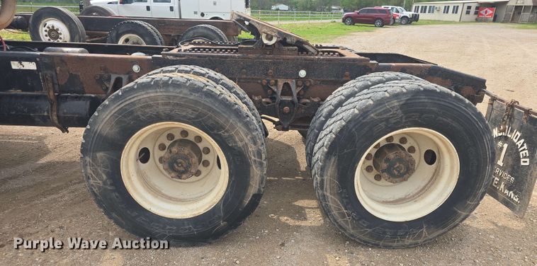 image for item DO7923 1999 Western Star 5900 semi truck