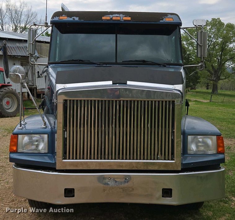image for item DP6340 1996 Volvo semi truck