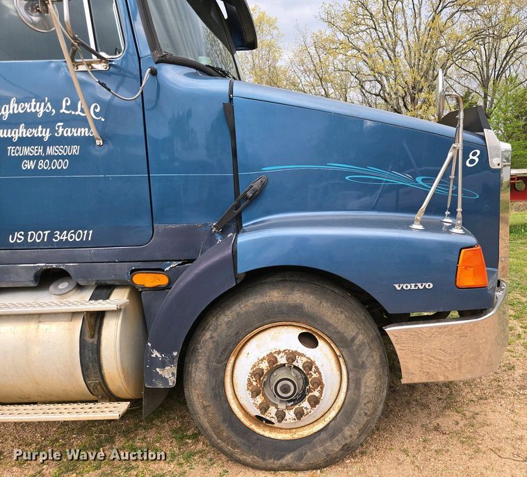 image for item DP6340 1996 Volvo semi truck