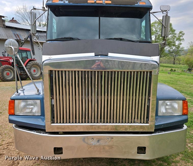 image for item DP6340 1996 Volvo semi truck