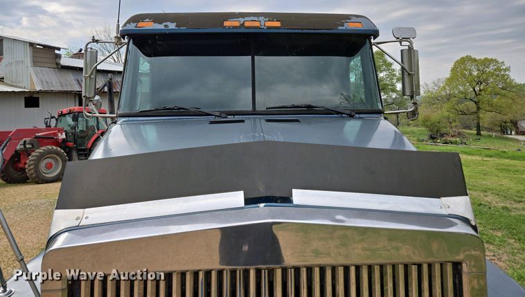 image for item DP6340 1996 Volvo semi truck