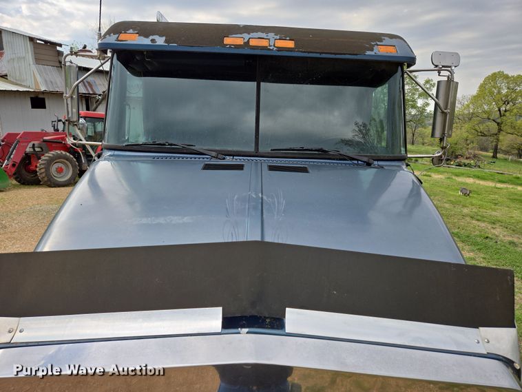 image for item DP6340 1996 Volvo semi truck