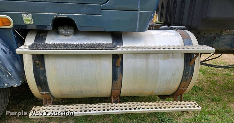 image for item DP6340 1996 Volvo semi truck