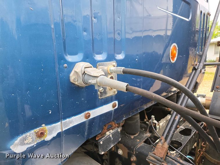 image for item DP6340 1996 Volvo semi truck