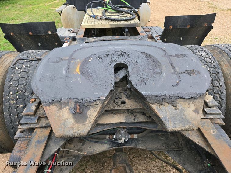 image for item DP6340 1996 Volvo semi truck