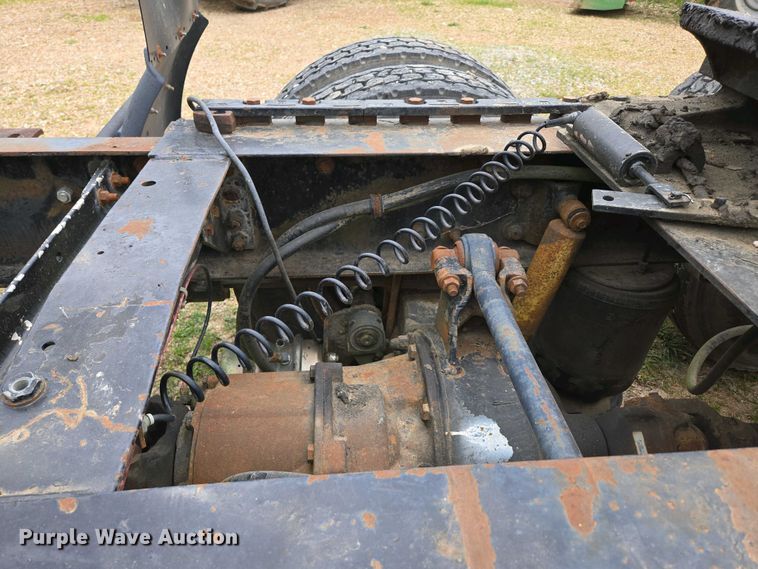 image for item DP6340 1996 Volvo semi truck