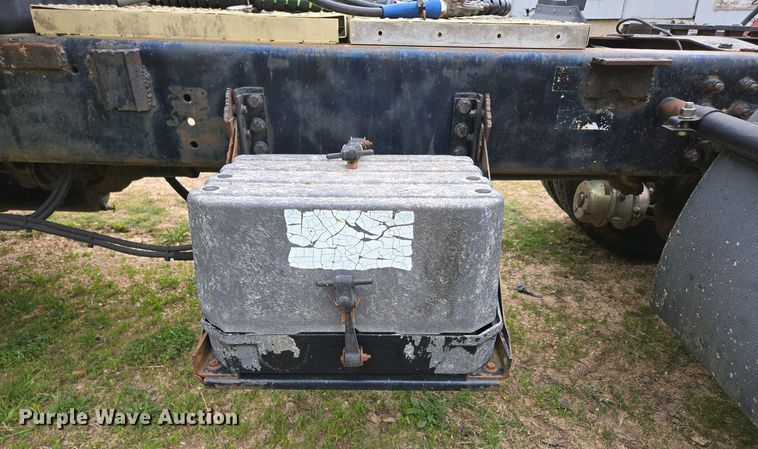 image for item DP6340 1996 Volvo semi truck