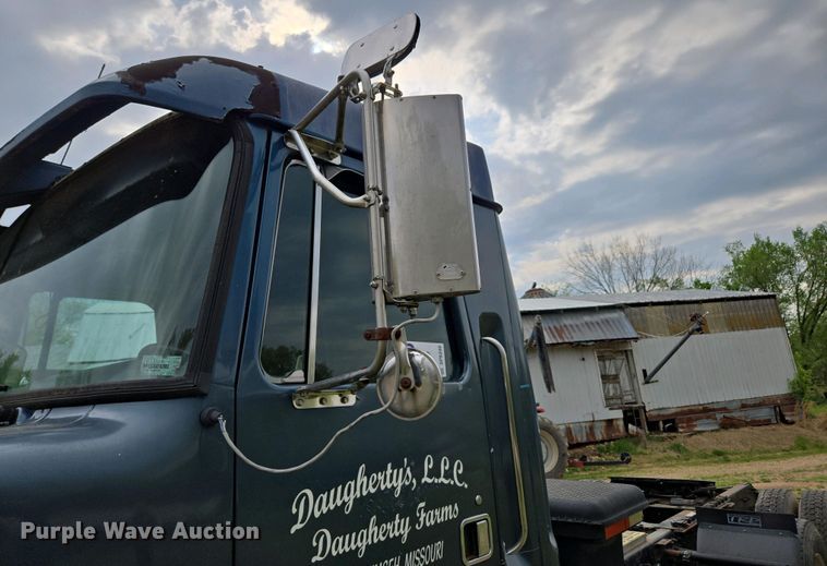 image for item DP6340 1996 Volvo semi truck