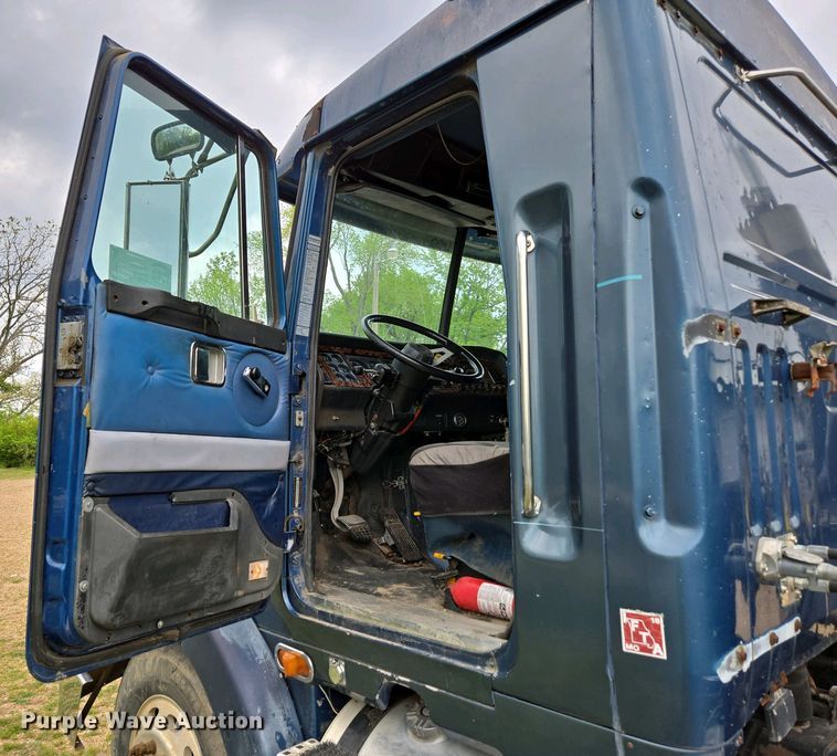 image for item DP6340 1996 Volvo semi truck