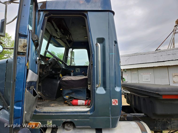 image for item DP6340 1996 Volvo semi truck