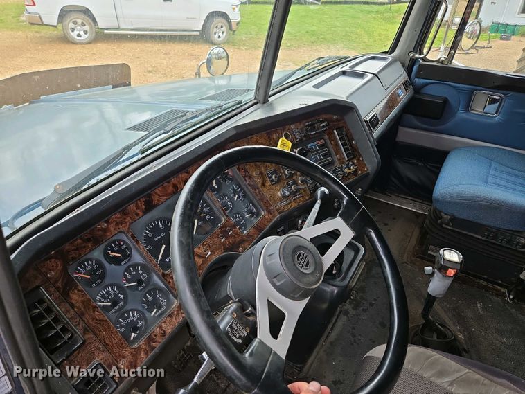 image for item DP6340 1996 Volvo semi truck