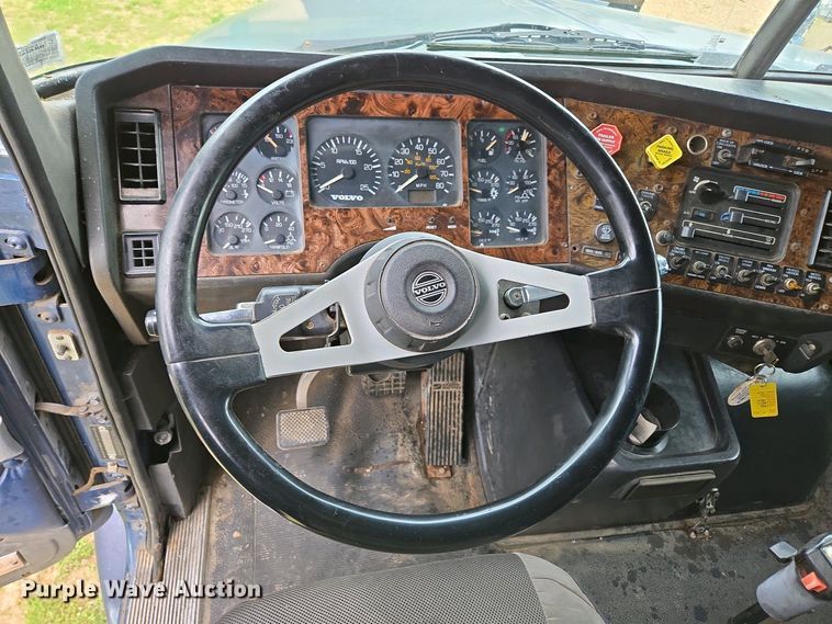 image for item DP6340 1996 Volvo semi truck