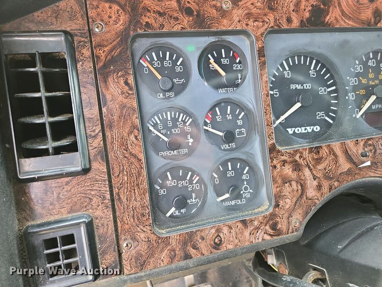 image for item DP6340 1996 Volvo semi truck