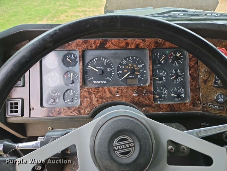 image for item DP6340 1996 Volvo semi truck