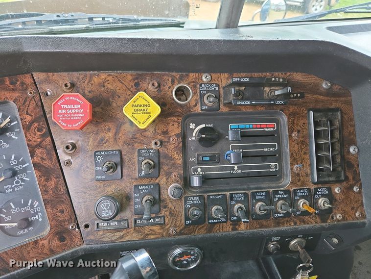 image for item DP6340 1996 Volvo semi truck