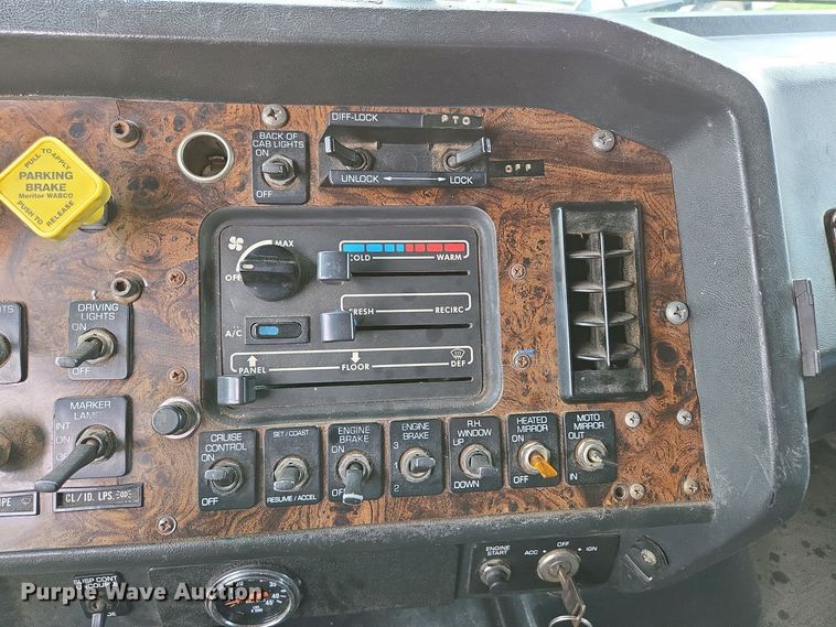 image for item DP6340 1996 Volvo semi truck