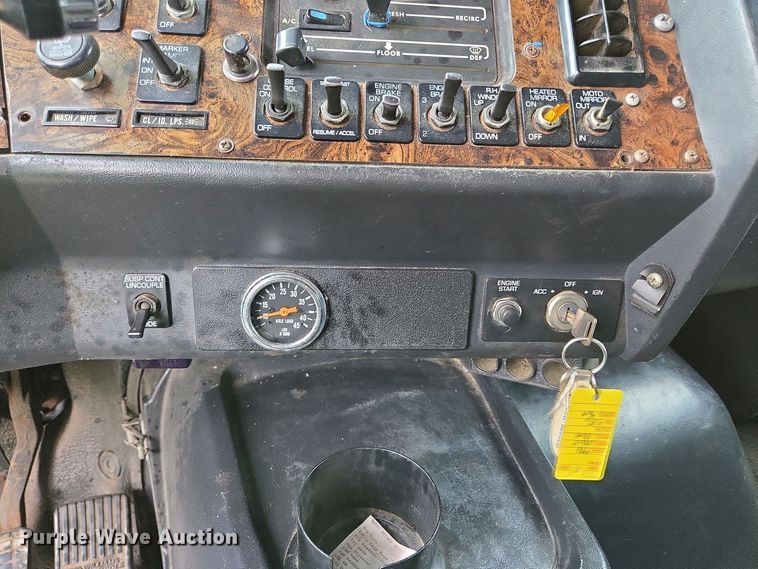 image for item DP6340 1996 Volvo semi truck