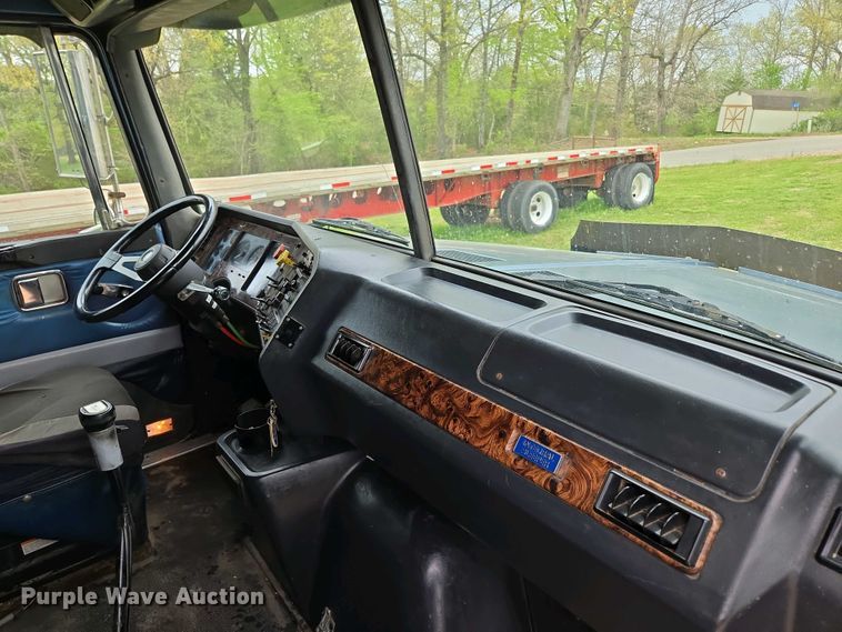 image for item DP6340 1996 Volvo semi truck