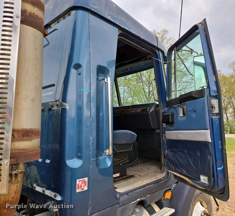 image for item DP6340 1996 Volvo semi truck