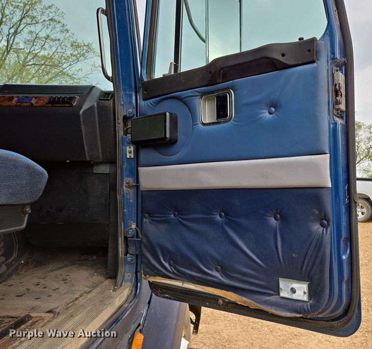 image for item DP6340 1996 Volvo semi truck