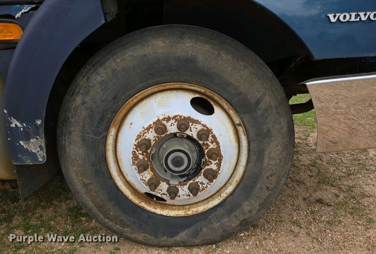 image for item DP6340 1996 Volvo semi truck