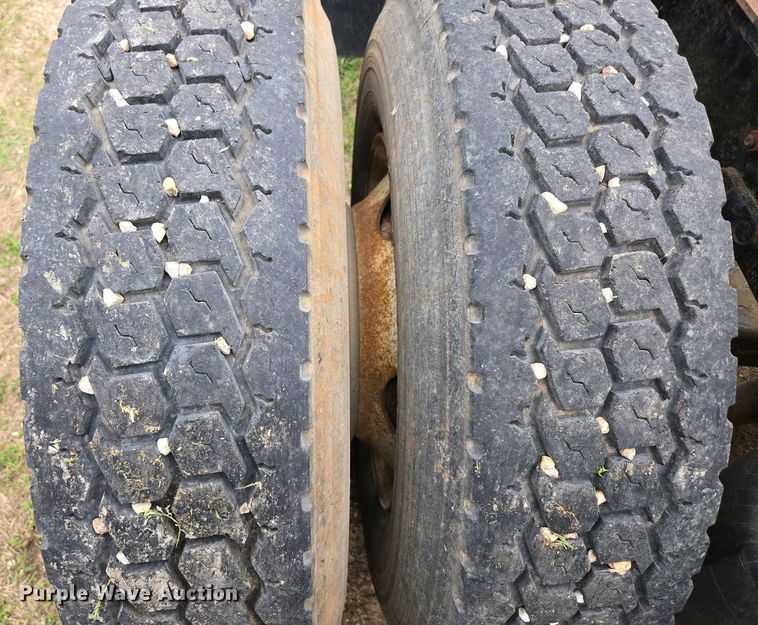 image for item DP6340 1996 Volvo semi truck