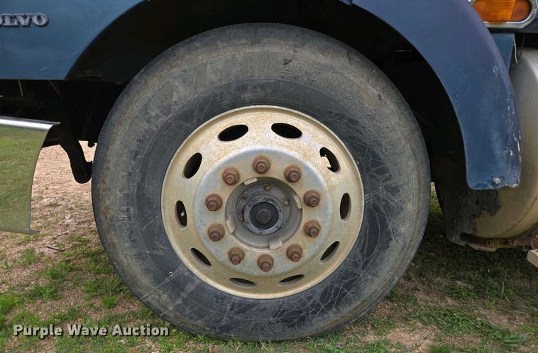 image for item DP6340 1996 Volvo semi truck