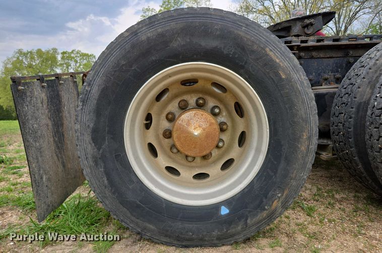 image for item DP6340 1996 Volvo semi truck