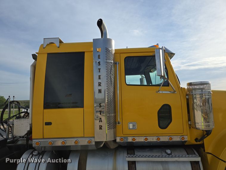 image for item DP6351 2007 Western Star 4900FA semi truck