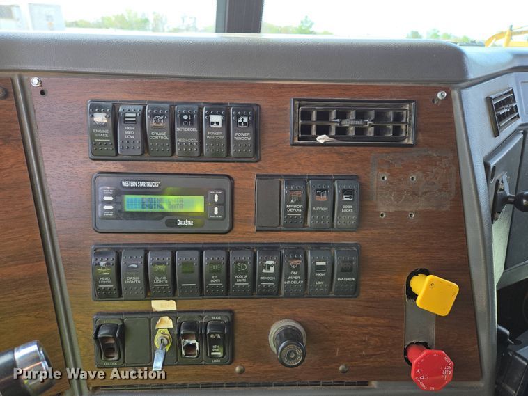 image for item DP6351 2007 Western Star 4900FA semi truck