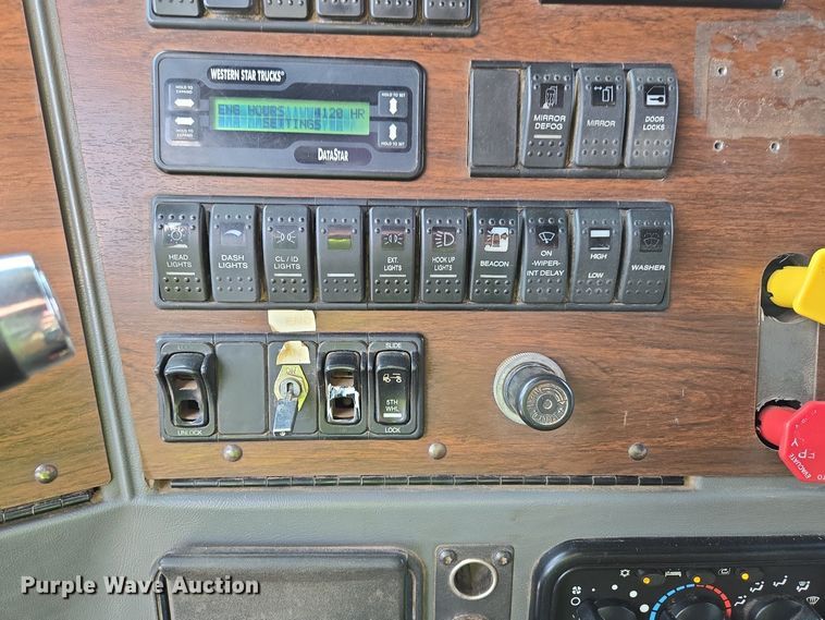 image for item DP6351 2007 Western Star 4900FA semi truck