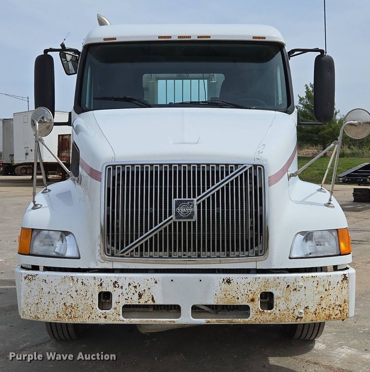 image for item DP6355 1999 Volvo VN semi truck