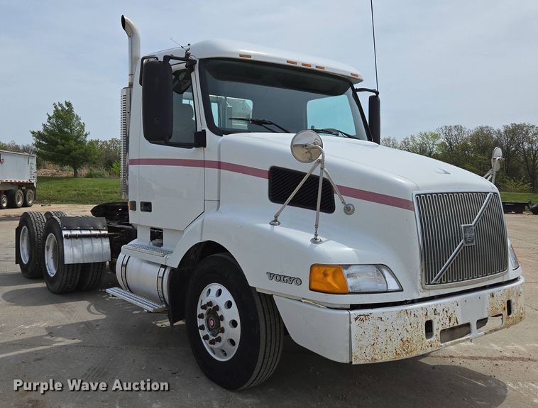 image for item DP6355 1999 Volvo VN semi truck