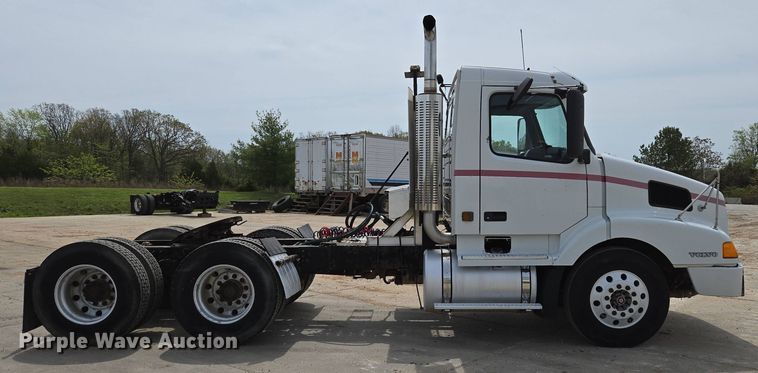 image for item DP6355 1999 Volvo VN semi truck