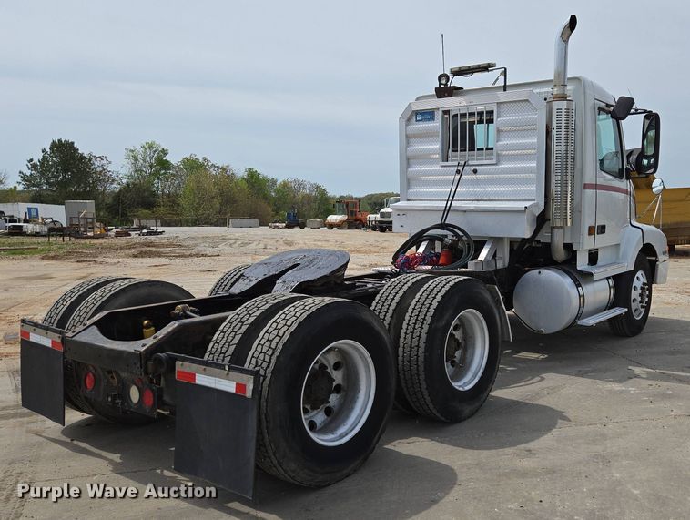 image for item DP6355 1999 Volvo VN semi truck