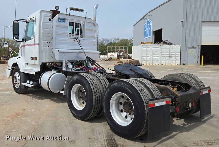 image for item DP6355 1999 Volvo VN semi truck