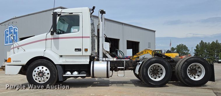 image for item DP6355 1999 Volvo VN semi truck