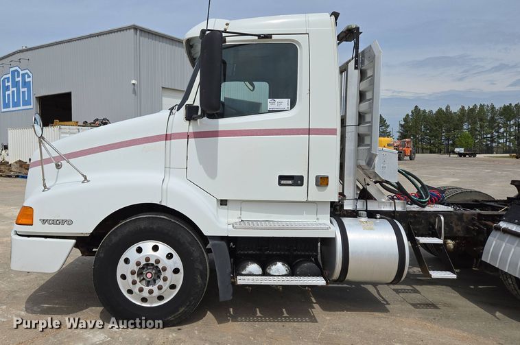 image for item DP6355 1999 Volvo VN semi truck