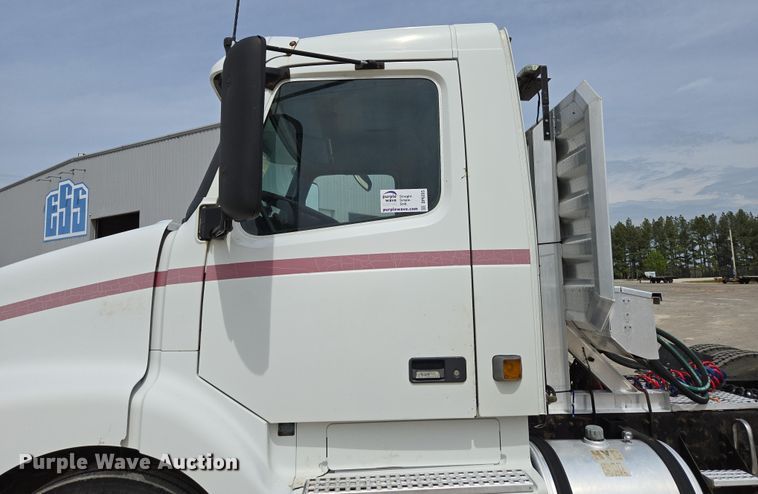 image for item DP6355 1999 Volvo VN semi truck