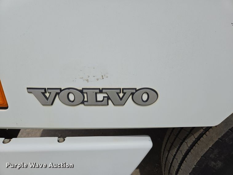 image for item DP6355 1999 Volvo VN semi truck